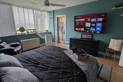 Photo 5 - Highrise DTWN 3 Bed Condo w King Bed