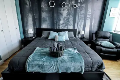 Photo 2 - Highrise DTWN 3 Bed Condo w King Bed