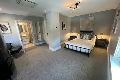 Photo 2 - Spacious 1 Bed/1 Bath In Downtown Newport - Unit 5 1 Bedroom Home