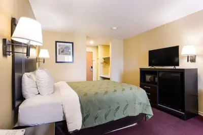 Photo 5 - Urban Inn & Suites