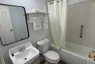 Photo 5 - Best Budget Inn