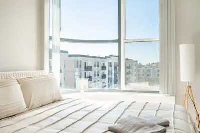 Photo 5 - Sleek Marina Den, Central, Gym, Pool, King Bed