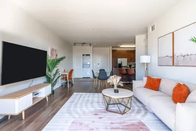 Photo 4 - Sleek Marina Den, Central, Gym, Pool, King Bed