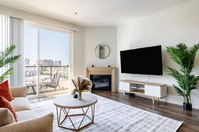 Photo 2 - Sleek Marina Den, Central, Gym, Pool, King Bed