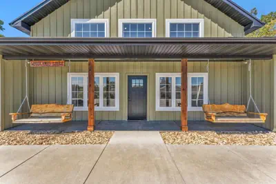 Photo 2 - 8-bedroom Branson Retreat- Hot Tub Porch Swings