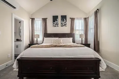 Photo 3 - Pet Friendly W/hot-tub-six Minutes to Downtown!