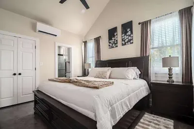 Photo 5 - Pet Friendly W/hot-tub-six Minutes to Downtown!