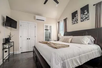 Photo 4 - Pet Friendly W/hot-tub-six Minutes to Downtown!