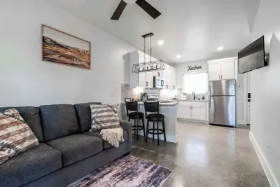 Photo 2 - Pet Friendly W/hot-tub-six Minutes to Downtown!