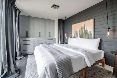 Photo 4 - Luxury 4-bedroom Container Home, Hot-tub & Firepit