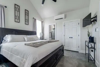 Photo 4 - Live Oak Cabins-sleeps 8 W/hot-tubs