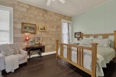 Photo 5 - Two Suite Getaway With Balcony Overlooking Main St