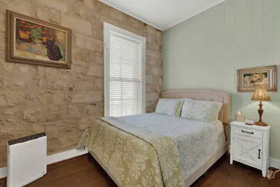 Photo 4 - Two Suite Getaway With Balcony Overlooking Main St
