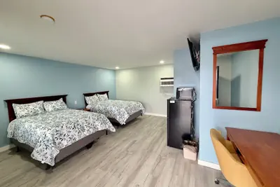 Photo 2 - Deluxe Inn