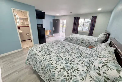Photo 3 - Deluxe Inn
