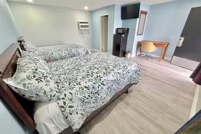 Photo 4 - Deluxe Inn