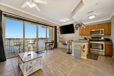 Photo 3 - Sunsets Waterview Balcony Queen Bed Heated Pool