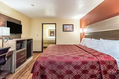 Photo 4 - Worthington Motor Lodge