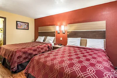 Photo 5 - Worthington Motor Lodge