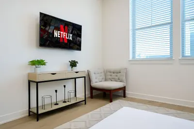 Photo 2 - Modern Workfriendly Retreat w/ Fast Wifi+gym-lndry