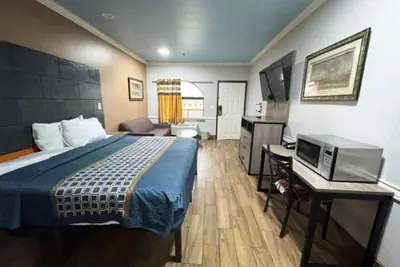 Photo 4 - Downtowner Inns & Suites IAH Airport-Humble