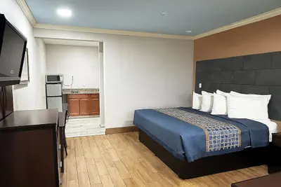 Photo 3 - Downtowner Inns & Suites IAH Airport-Humble