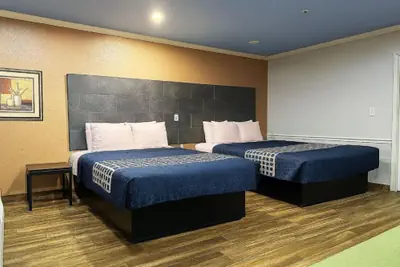 Photo 2 - Downtowner Inns & Suites IAH Airport-Humble