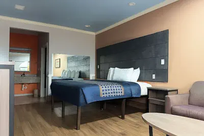 Photo 5 - Downtowner Inns & Suites IAH Airport-Humble