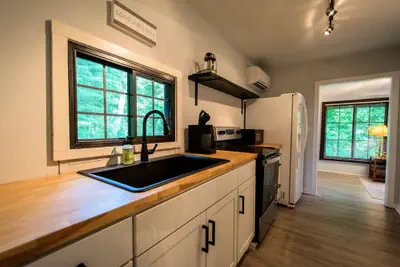 Photo 5 - 1BR Cottage w Patio Free Tix Near Downtown