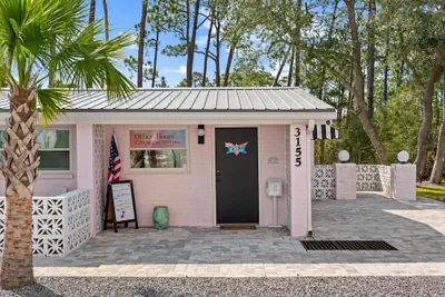 Photo 3 - The Pink Flamingo Boutique Motel