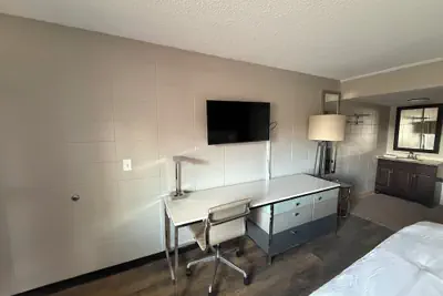 Photo 4 - Deluxe Inn