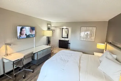 Photo 2 - Deluxe Inn