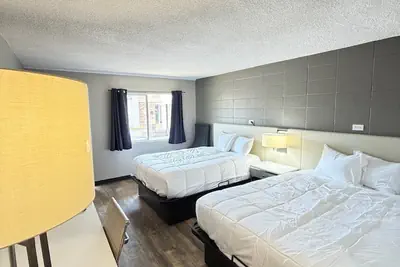 Photo 3 - Deluxe Inn