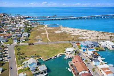 Photo 2 - Channelfront - Dock - Fishing - Bbq - Deck 2 Bedroom Home