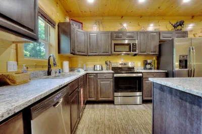 Photo 5 - New 5K Suites Hot Tub Game Room Near Gsmnp