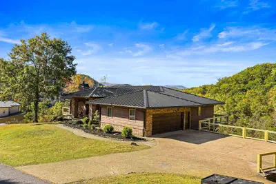 Photo 5 - 5B 4B Luxe Cabin w Hot Tub Firepit Game Room