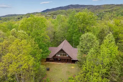 Photo 2 - Looky Yonder Cabin by Beyond Expectations With Hot Tub