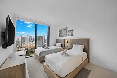 Photo 5 - Luxury Downtown 2-BD Condo
