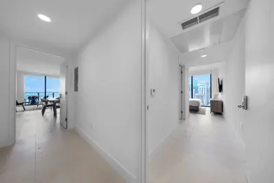 Photo 5 - Upscale 3-BD Condo in DTW Miami