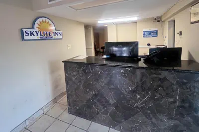 Photo 3 - Skylite inn