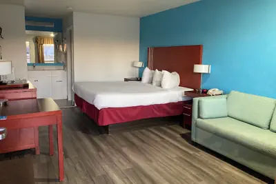 Photo 2 - Woodward Inn&Suite
