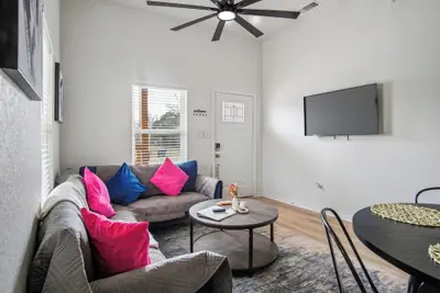 Photo 5 - Sleek 3 Bedroom 2 Bath Just 5 Minutes to Downtown