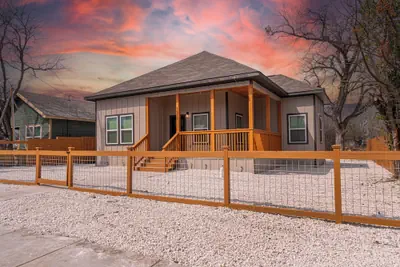 Photo 3 - Sleek 3 Bedroom 2 Bath Just 5 Minutes to Downtown