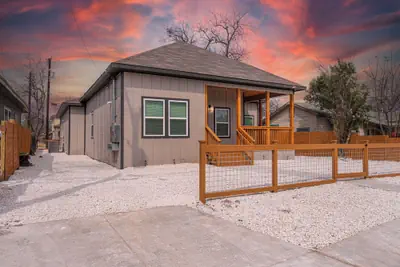 Photo 2 - Sleek 3 Bedroom 2 Bath Just 5 Minutes to Downtown