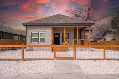 Photo 2 - Sleek 3 Bedroom /2 Bath Just 5 Minutes to Downtown