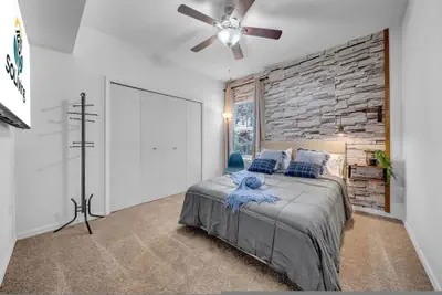 Photo 5 - Vibrant 2BR 2BA w King Bed Pool Gym 11
