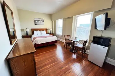 Photo 4 - Lenox Hotel and Suites