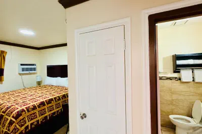 Photo 4 - RED DOOR MOTEL