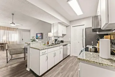 Photo 5 - Solara Apartments Spacious 2BR Apartment Sleeps 6 Pet-Friendly