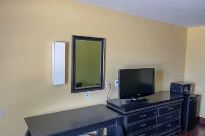 Photo 2 - Deluxe Inn & Suites Corpus Christi I 37